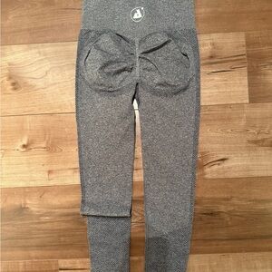 NEW - high waisted scrunch bum leggings - Medium